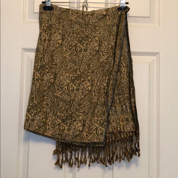 Never Worn Green Paisley Fringed Shawl - Picture 5 of 5